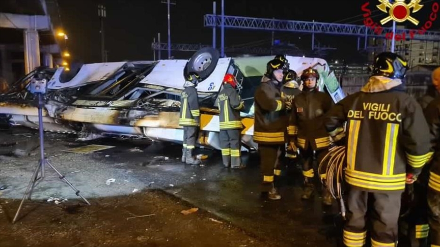 İtalya'da yolcu otobüsünün üst geçitten düşmesi sonucu 21 kişi hayatını kaybetti