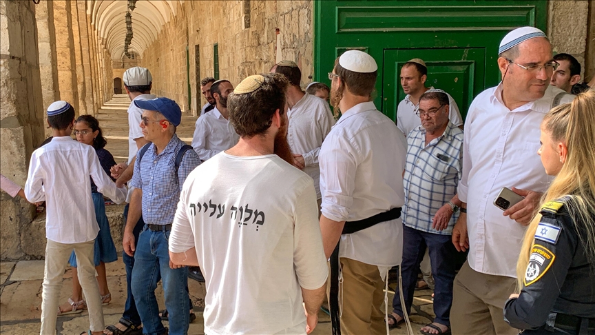 القدس.. مئات المستوطنين يقتحمون المسجد الأقصى