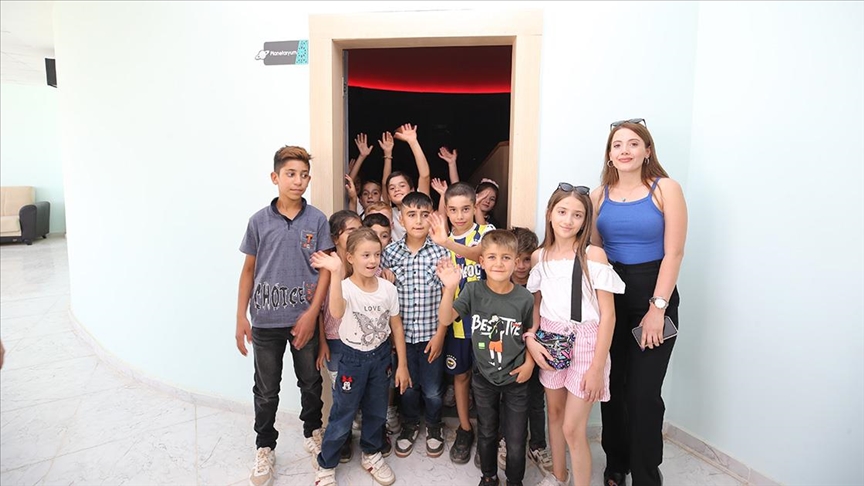 Mardin'de kırsalda okuyan öğrenciler planetaryumda uzayı tanıdı