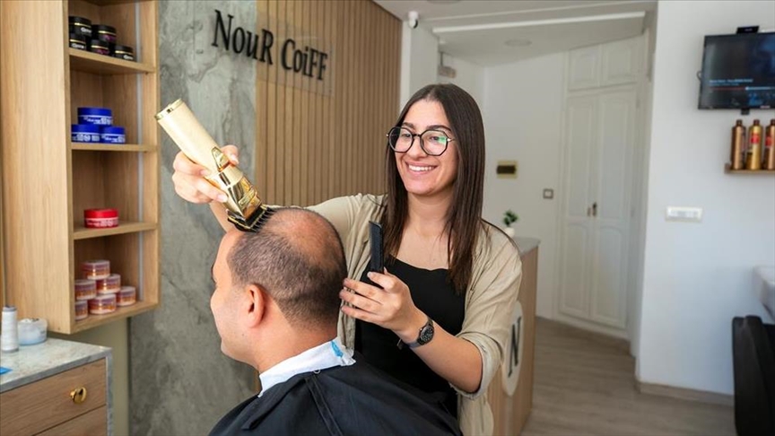 Une femme dans un monde d'hommes : Nour, la virtuose de la coiffure au masculin