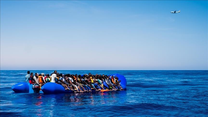 Barco sobrecargado con 280 inmigrantes llega a las Islas Canarias de España