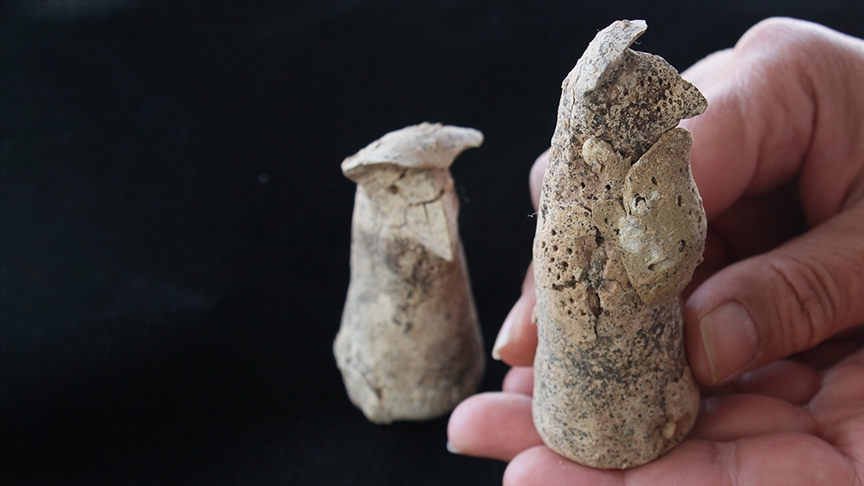 İzmir'deki kazılarda milattan önce 5 bin 700 yılına tarihlenen figürinler  bulundu