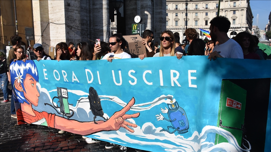 Thousands of Italian students rally to raise awareness about climate change