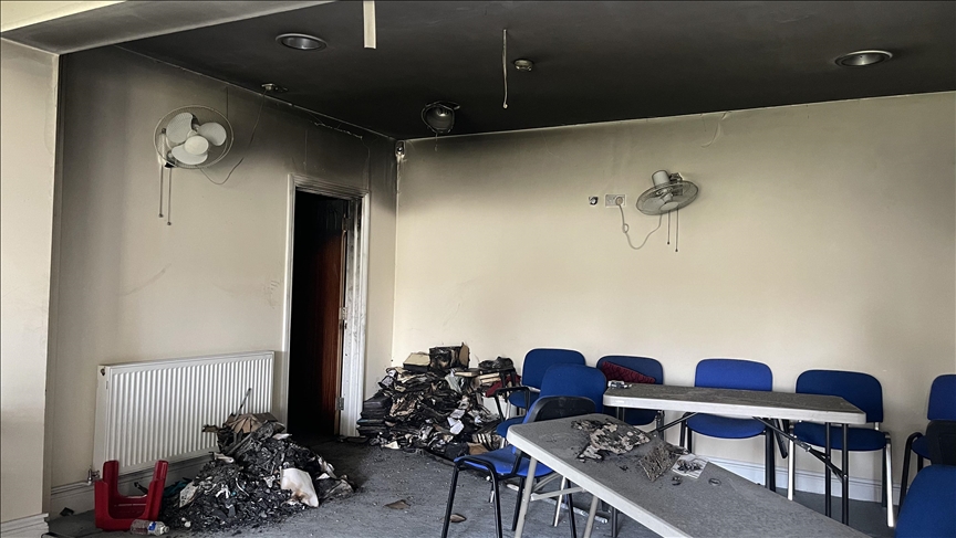 İngiltere'de İslam merkezinin kundaklanmasında polisin ihmalinin bulunduğu iddiası gündeme geldi