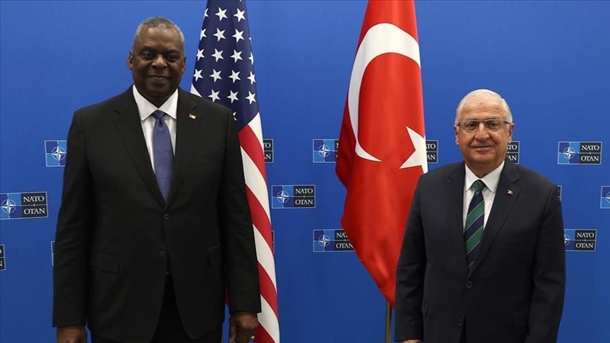 وزيرا الدفاع التركي والأمريكي يبحثان الأوضاع في سوريا