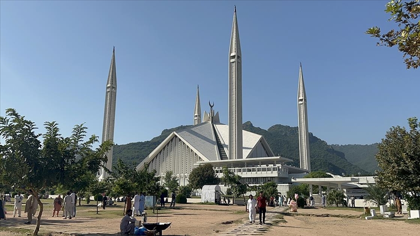 Pakistan'da Faysal Camisi, halka sunduğu sosyal yaşam alanıyla öne çıkıyor