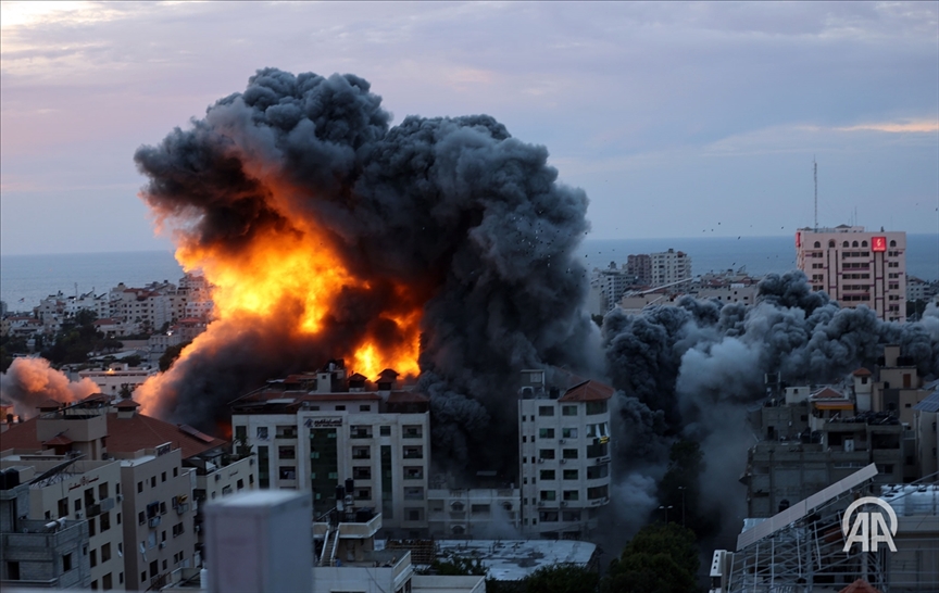 L'armée israélienne bombarde une tour résidentielle dans le centre de Gaza 
