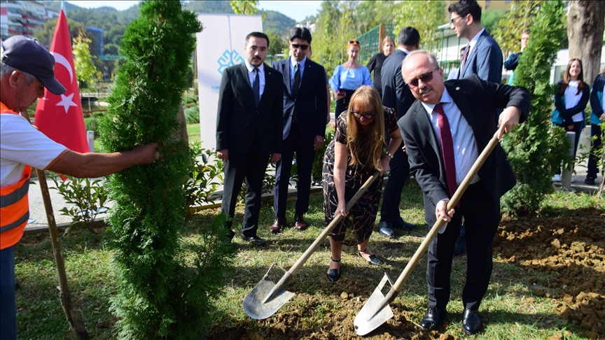 Fondacioni Turk Maarif dhuron pemë për Bashkinë e Tiranës