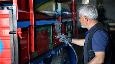 Traktör römorklarını 44 yıldır resimlerle süslüyor 