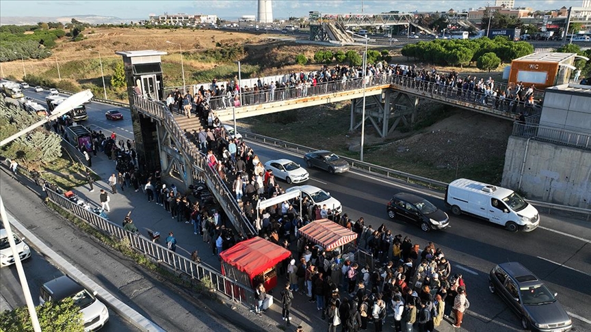 Üniversite öğrencilerinin otobüs kuyruğu metrelerce uzadı