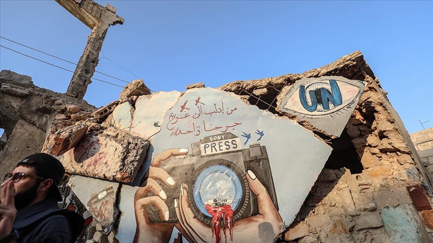 İdlibli grafiti sanatçısı Esmer, İsrail'in saldırılarında ölen Filistinli gazetecilerin anısını enkaza çiziyor