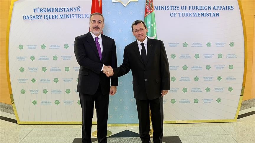 Turkish foreign minister meets with his Turkmen counterpart in Ashgabat