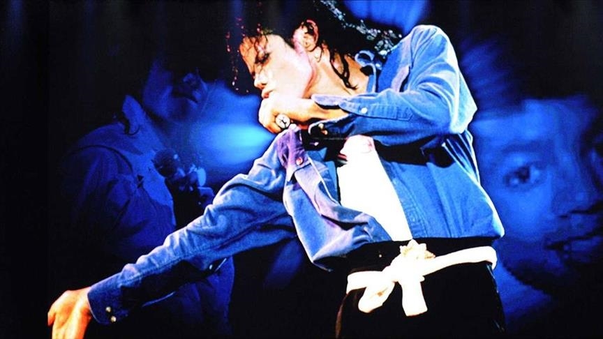 Куртку Майкла Джексона продадут на аукционе