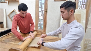 Özbekistan'da dut ağacı kabuğundan kağıt üretme tekniği yüzyıllardır yaşatılıyor