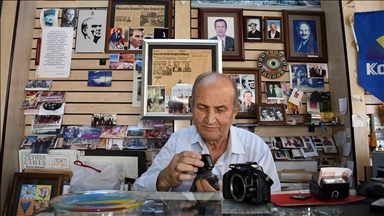 Dede mirası 84 yıllık fotoğrafçılık mesleğini küçük stüdyosunda sürdürüyor