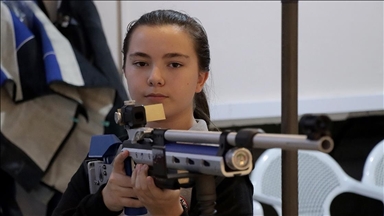 Tavsiyeyle başladığı atıcılıkta katıldığı ilk müsabakada Türkiye şampiyonu oldu