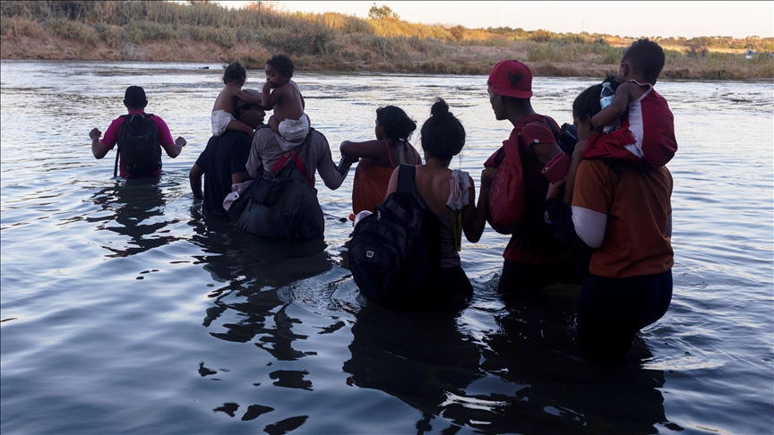 Texas Valisi, 51 bin 840 göçmeni otobüslerle başka ABD kentlerine yolladı