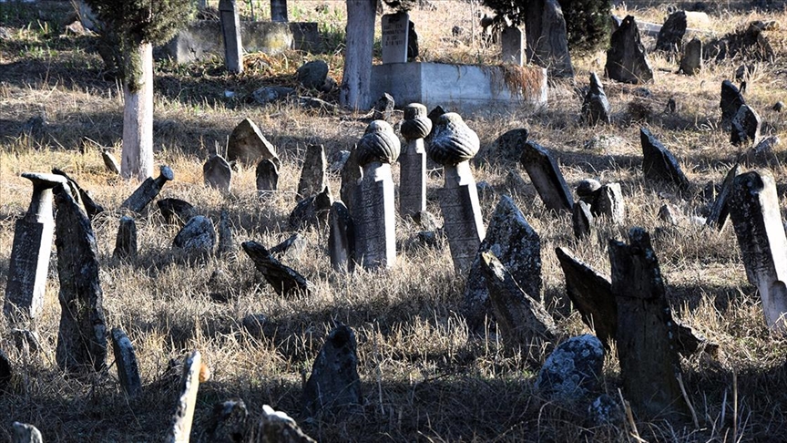 Araştırmacılar Osmanlı'da ipekçiliğin merkezi Küplü köyünün tarihini mezar taşlarından okudu