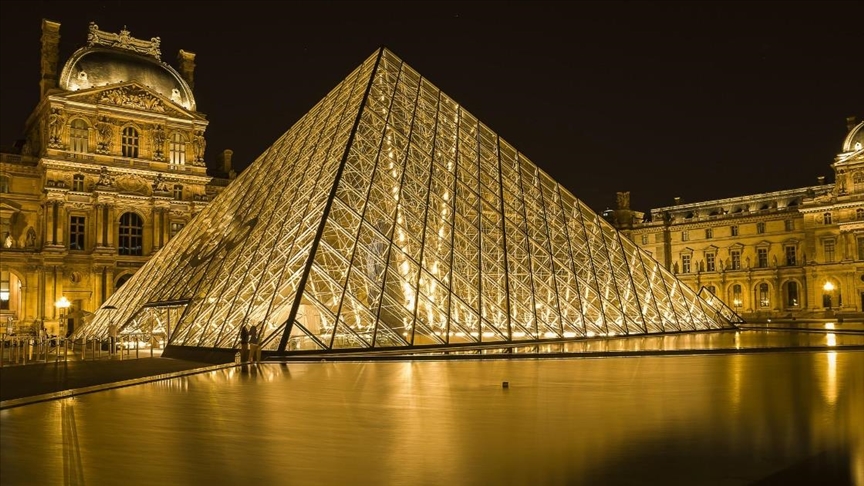 Paris' Louvre Museum abruptly closes its doors for 'security reasons'