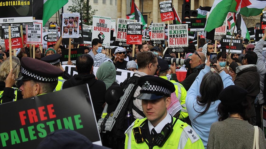 Londra'da Filistinlilere destek yürüyüşü, polisin "güzergah dışına gözaltı" uyarısıyla başladı