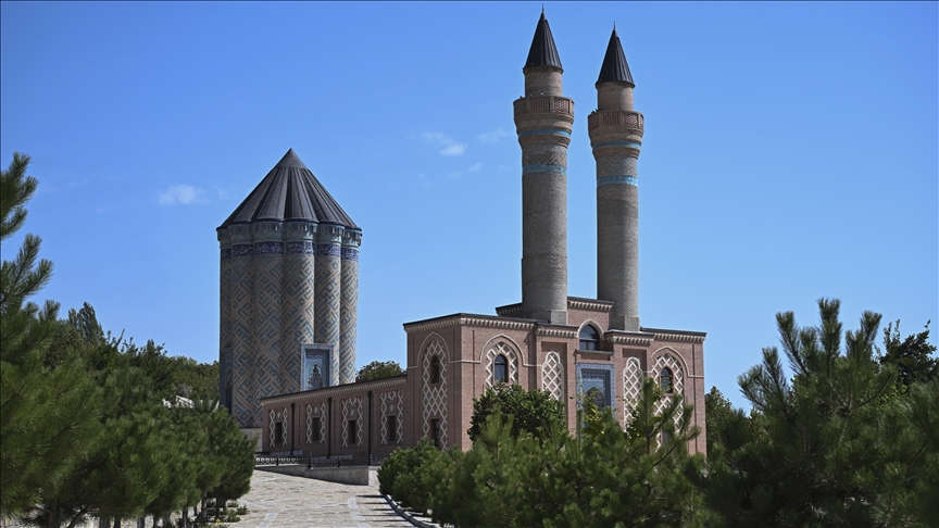 أضرحة نخجوان التاريخية تجسد فن العمارة التركية (تقرير)