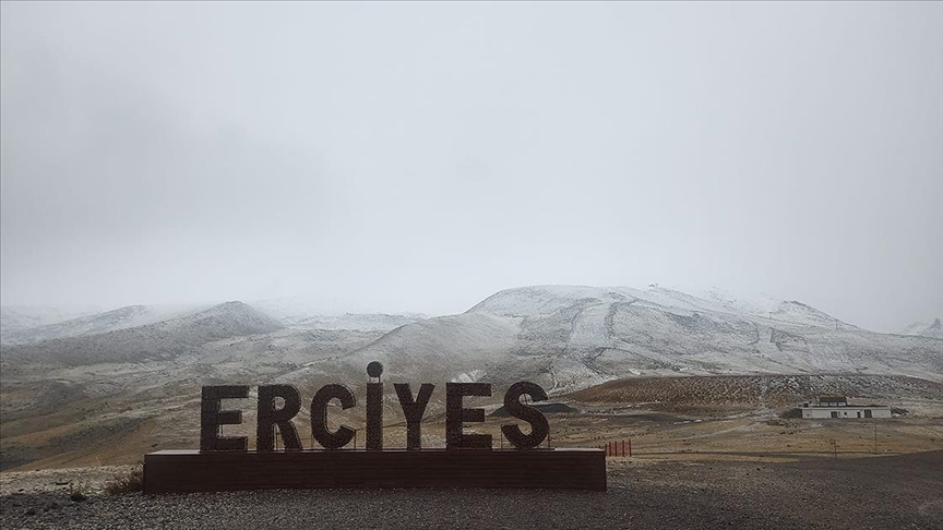 Erciyes'in yüksek kesimlerinde kar kalınlığı 30 santimetre ölçüldü