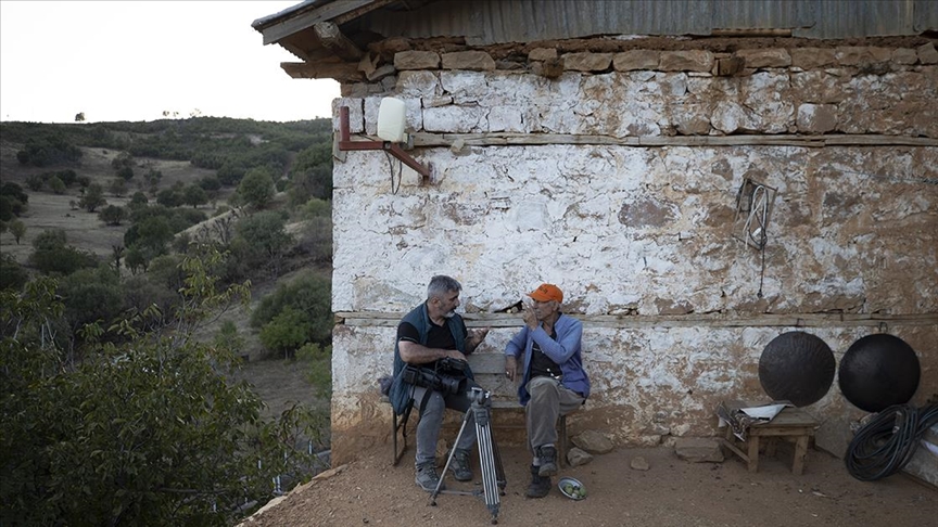 İstanbul'dan köyüne dönen yazar Tunceli'de masalları derliyor