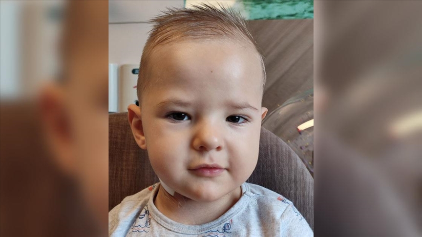 BiH: Pomozi.ba pokrenulo apel za liječenje malenog Adina koji ima oduzetost obje noge i jedne ruke