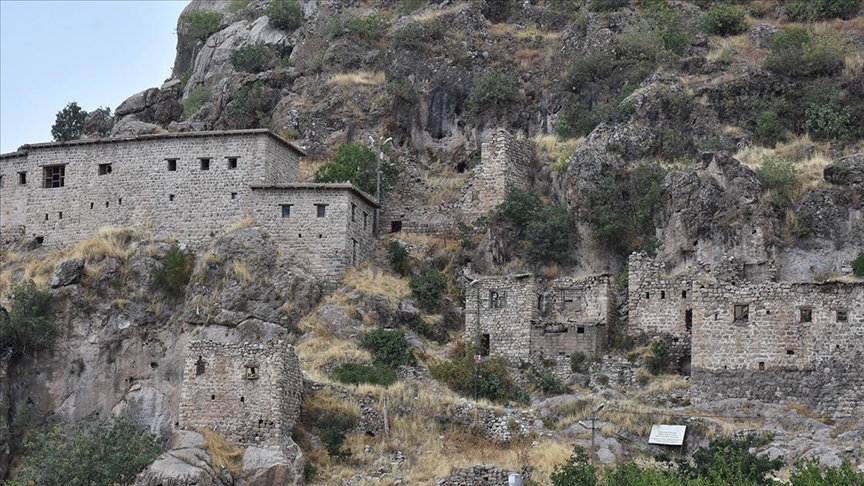 Çukurca'daki tarihi kale evleri turizme kazandırılacak