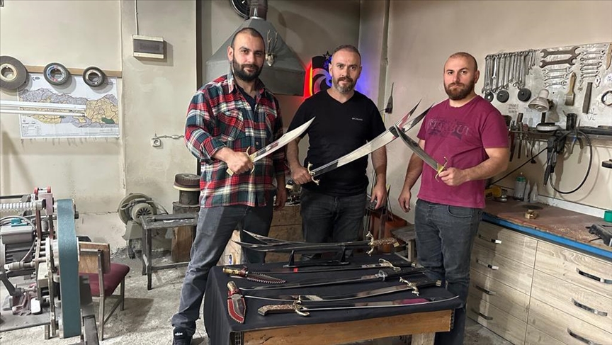 Sürmeneli kardeşler özel tasarım kılıçları için her akşam mesai yapıyor
