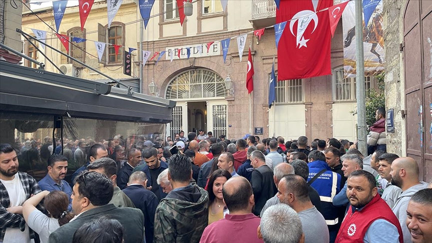 İzmir'de belediye iştiraki İZENERJİ çalışanları iş bıraktı