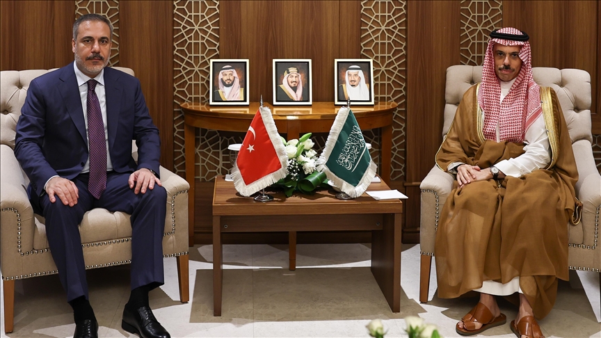 Turkish foreign minister meets his Saudi, Kuwaiti counterparts in Jeddah