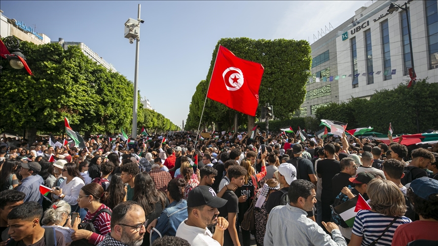 تونس.. محتجون أمام سفارة فرنسا يطالبون برحيل سفيرها