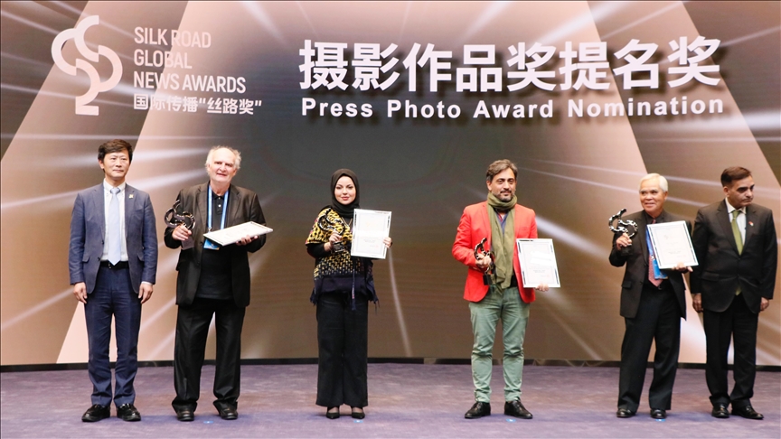 تكريم مراسلة الأناضول بحفل جوائز طريق الحرير العالمية بالصين