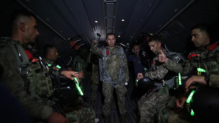 180 commandos carry out airborne operation with parachute: Türkiye