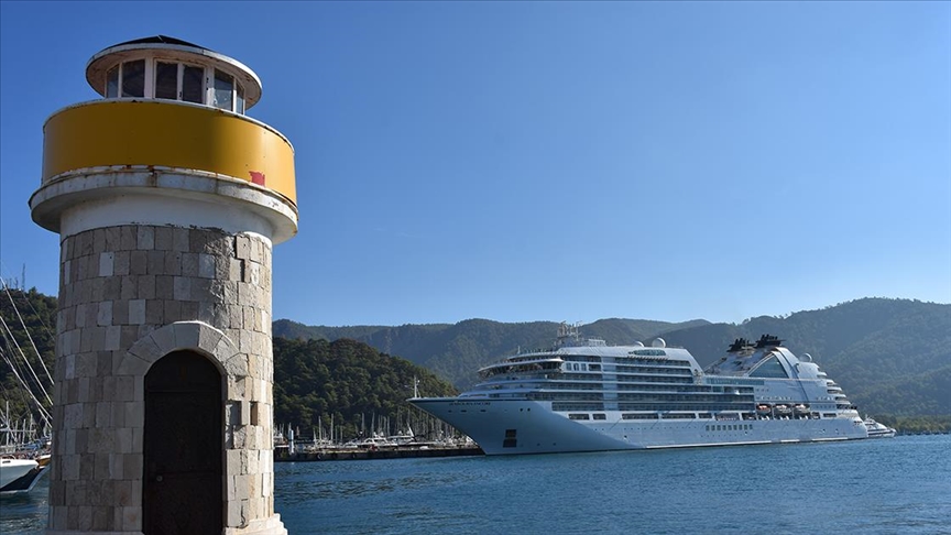 Yolcu gemisi "Seabourn Encore" Marmaris Limanı'na demirledi