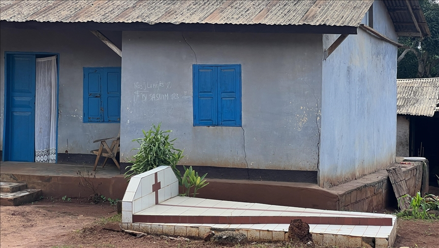 Au Cameroun, ils enterrent leurs proches devant chez eux