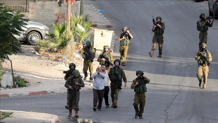 "نادي الأسير": إسرائيل اعتقلت 100 فلسطيني بالضفة في يوم واحد 