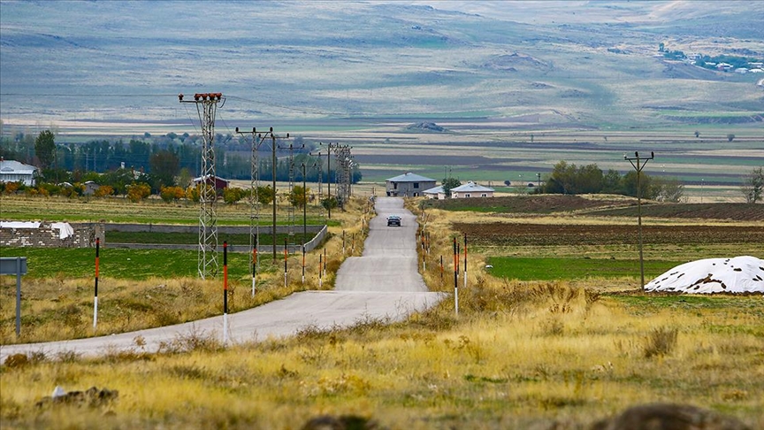 Van depreminde yıkılan okulun enkazı altında kalmaktan son anda kurtulanlar kaybettikleri yakınlarını anıyor