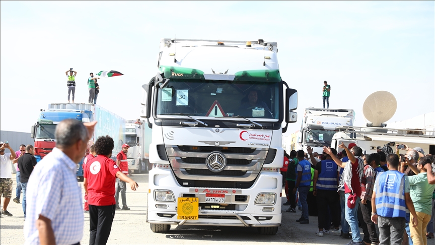 قافلة ثانية من المساعدات تعبر الجانب المصري باتجاه غزة