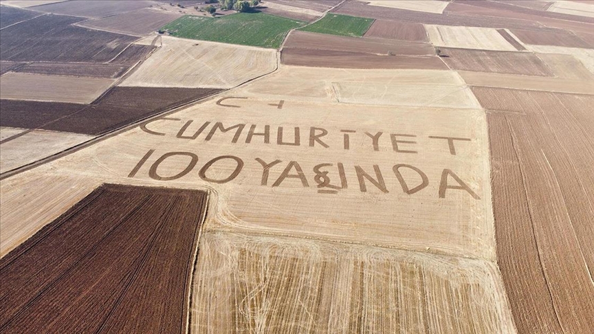Yozgatlı çiftçi tarlasına "Cumhuriyet 100 yaşında" yazdı
