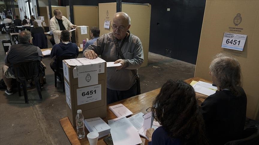 Argentinian voters cast bllots in elections with radical candidate in pole position to win