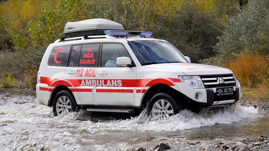 Erzincan'da dağ köylerindeki hastalara 4x4 ambulansla sağlık hizmeti götürüyorlar