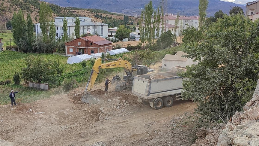 Çelikhan'da ağır hasarlı binaların yıkımı sürüyor