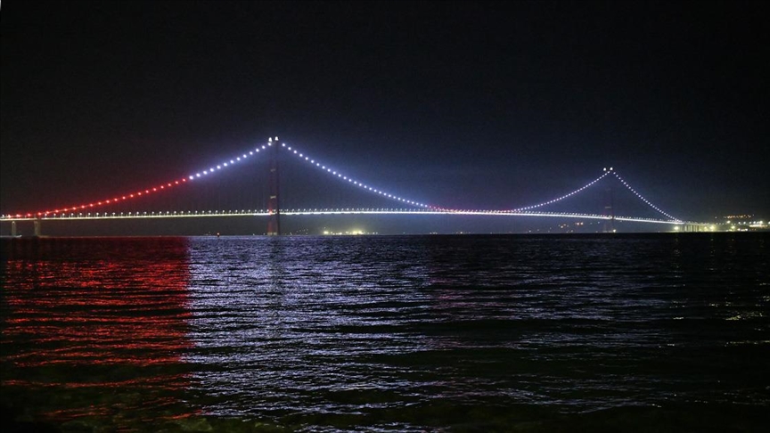 1915 Çanakkale Köprüsü Türk bayrağının renkleriyle aydınlatıldı
