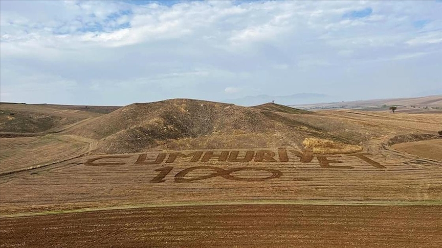 Merzifonlu çiftçi tarlasına traktörle "Cumhuriyet" yazdı