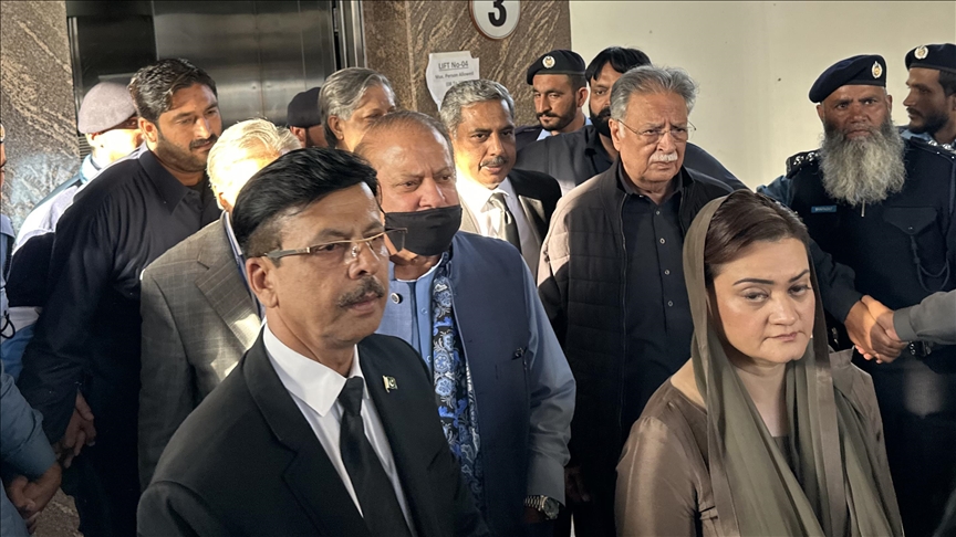 Pakistan sees varying political scenarios for 2 former prime ministers