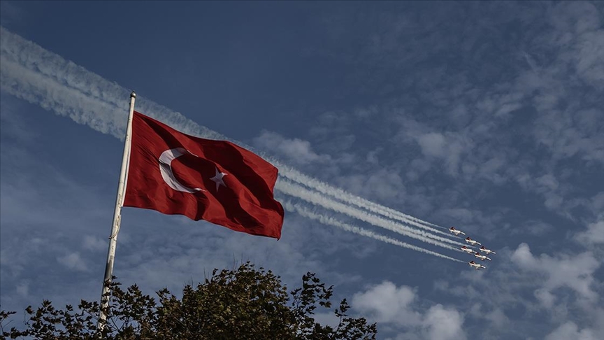 İstanbul Boğazı semalarında SOLOTÜRK ve Türk Yıldızları'ndan Cumhuriyet'in 100. yılı uçuşu
