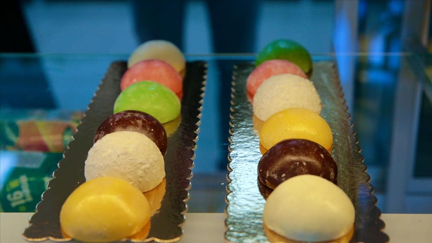 Japon tatlısından esinlenen genç aşçı, "mochi görünümlü" dondurmasıyla ağızları tatlandırıyor