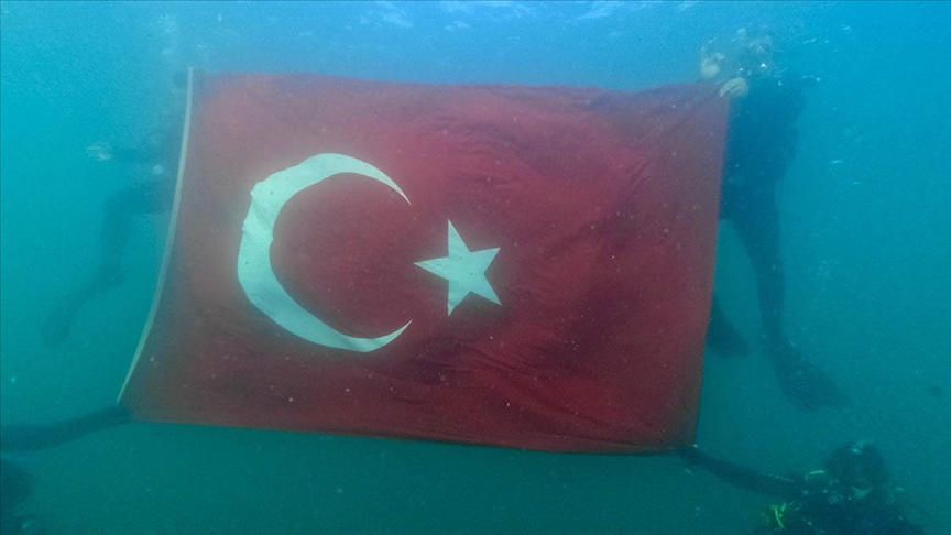 Dalgıçlar Van Gölü'nde Türk bayrağı açtı
